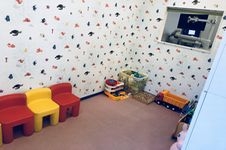 お子さま連れの患者様も多いので、キッズスペースを広くとってあります。